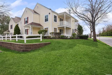 285 Fairview Cir #285, Middle Island, NY 11953
