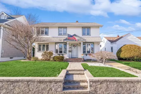 184 Meadowsweet Rd, Mineola, NY 11501