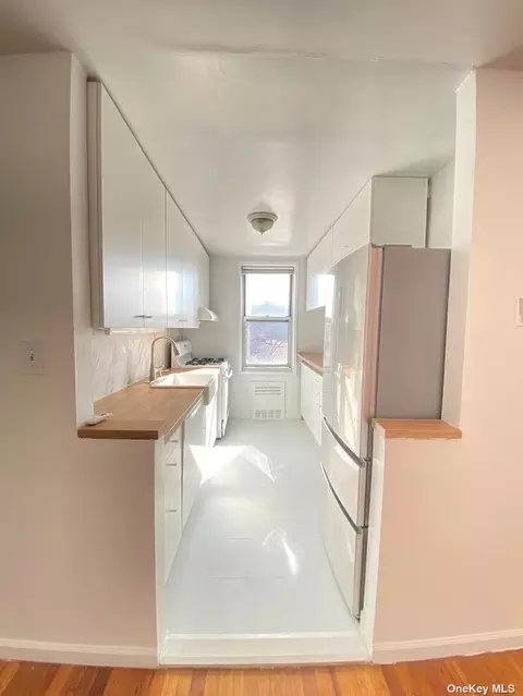 63-11 Queens Blvd #F20, Woodside, NY 11377