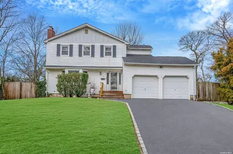 14 Jamar Ln, Ronkonkoma, NY 11779
