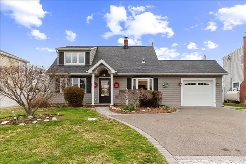 5 Leaf Ln, Levittown, NY 11756
