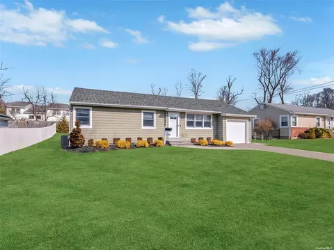 27 Hudson Dr, Kings Park, NY 11754