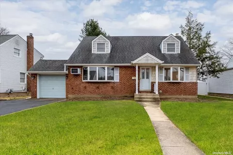 9 Ontario Ave, Plainview, NY 11803