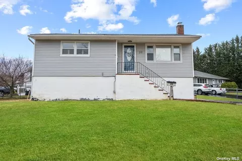 20 Arlington Ln, Bayville, NY 11709