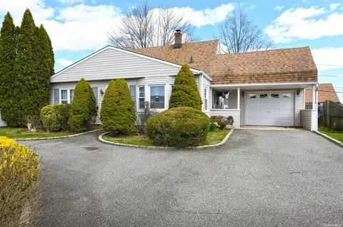 281 Center Ln, Levittown, NY 11756