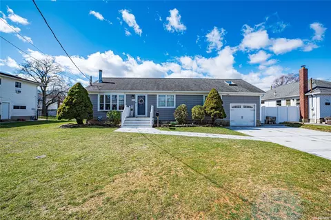 111 W Lake Dr, Lindenhurst, NY 11757