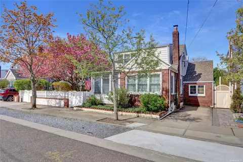 65 Inwood Ave, Point Lookout, NY 11569