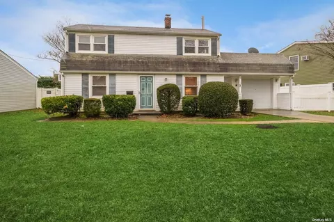 16 Haven Ln, Levittown, NY 11756