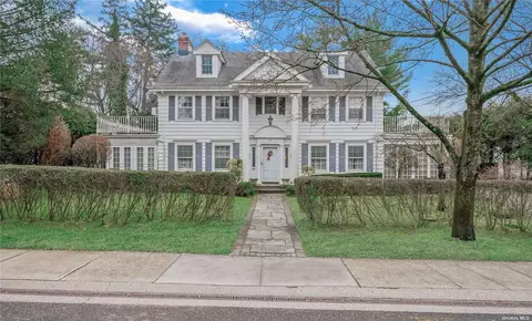 32 Beverly Rd, Great Neck, NY 11021