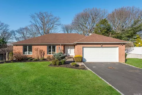 7 Seabreeze Ln, Bayville, NY 11709