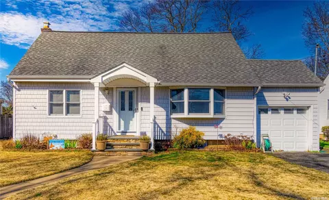 28 Jefferson Ave, Massapequa Park, NY 11762