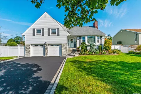 44 Cedar St, Freeport, NY 11520
