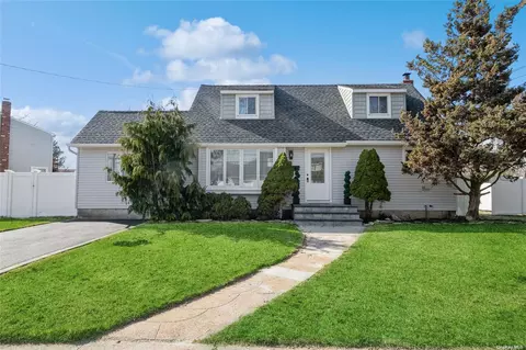 42 Surrey Ln, Massapequa Park, NY 11762