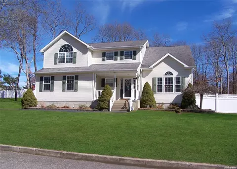 55 1st Ave, Holtsville, NY 11742