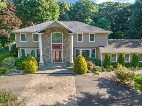 6 Stony Run Ct, Dix Hills, NY 11746