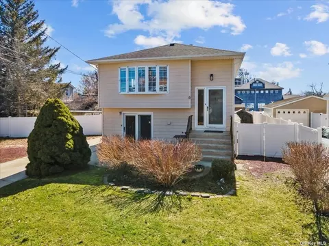 6 Thayer Pl, West Islip, NY 11795