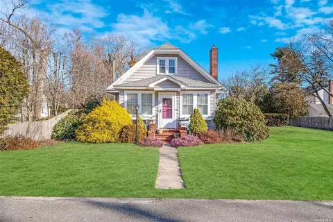 35 Sweetbriar Dr, Smithtown, NY 11787