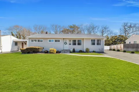 99 N Summit Ave, Patchogue, NY 11772