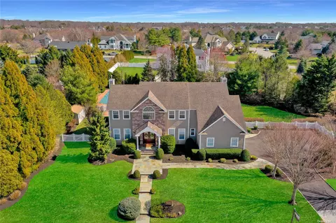 3 Redwood Ln, Miller Place, NY 11764