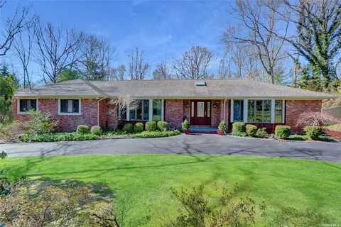35 Wagon Wheel Ln, Dix Hills, NY 11746