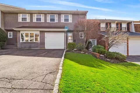 103 Woodlake Dr #103, Woodbury, NY 11797