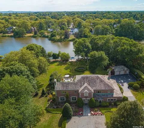 8 Garner Ln, Bay Shore, NY 11706