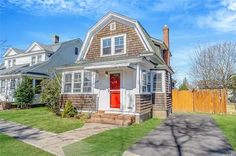 328 E 2nd St, Riverhead, NY 11901