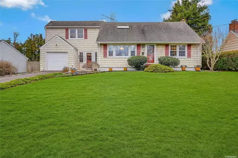 31 Northwest Dr, Northport, NY 11768