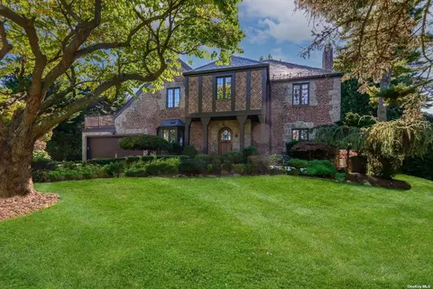 68 Village Rd, Manhasset, NY 11030