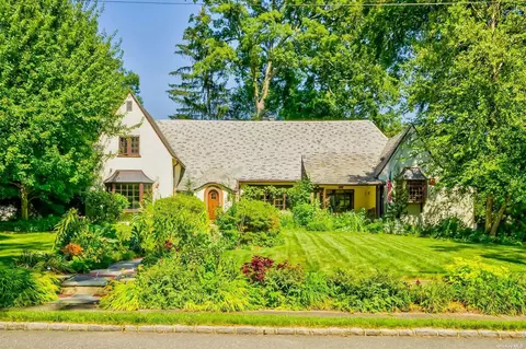 33 Litchfield Rd, Port Washington, NY 11050