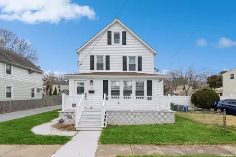 18 Dean St, North Babylon, NY 11703