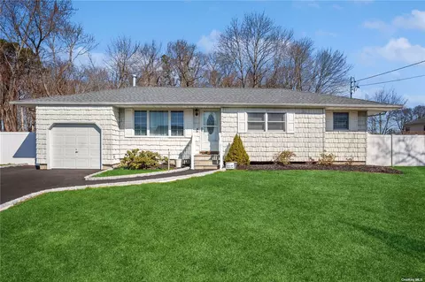 26 N Larry Rd, Selden, NY 11784