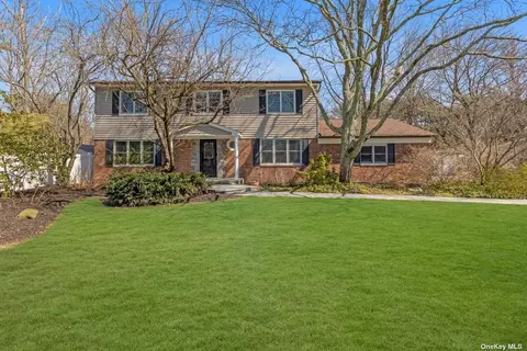 18 Savings Ct, Greenlawn, NY 11740