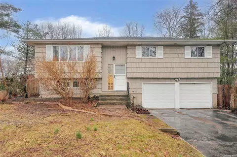 21 Terrace Dr, Huntington Station, NY 11746