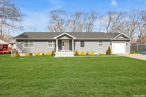 12 Elm Ave, Flanders, NY 11901