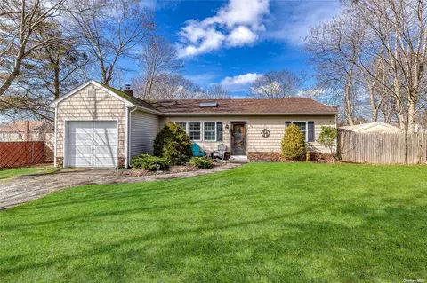 62 Woodycrest Dr, Farmingville, NY 11738