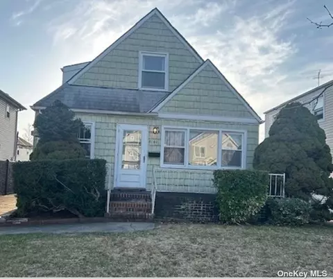 81-40 267th St, Floral Park, NY 11004