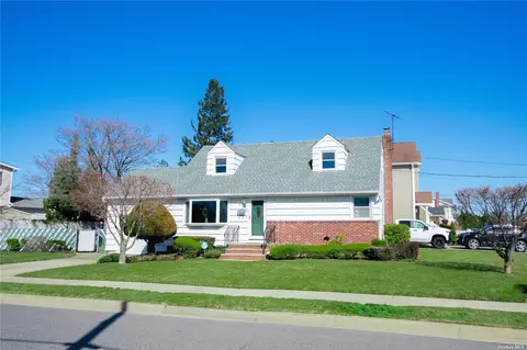 28 Byron St, Bethpage, NY 11714