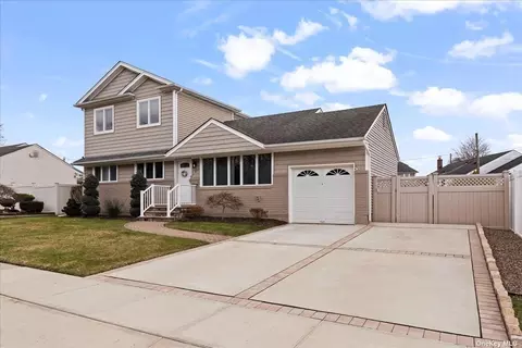 47 Colonial Rd, Old Bethpage, NY 11804