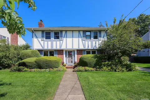 461 Mcdermott Rd, Rockville Centre, NY 11570