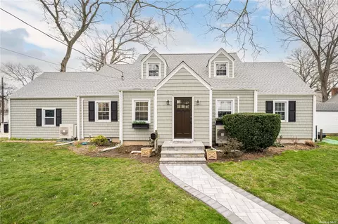 1878 Nassau St, Merrick, NY 11566