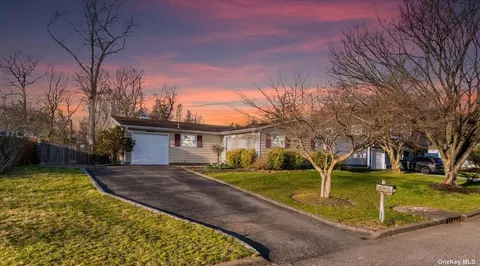 19 Huxley Ln, Ronkonkoma, NY 11779