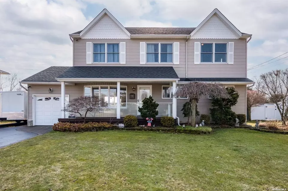 17 Pickwick Dr, Old Bethpage, NY 11804 29 Photos Movoto