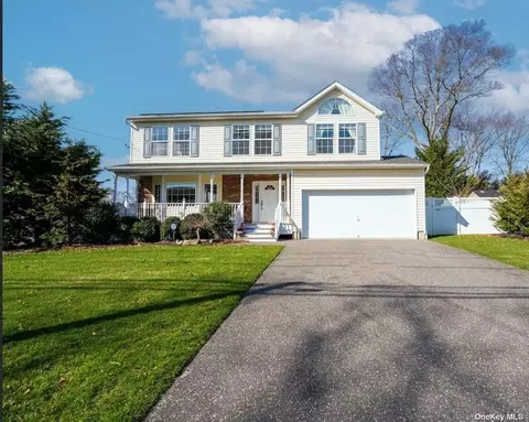 30 Avenue B # A, Holbrook, NY 11741
