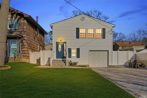 71 Hamilton St, Patchogue, NY 11772