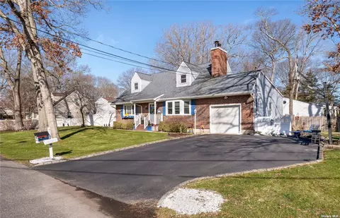 11 Poinsetta Ave, Middle Island, NY 11953