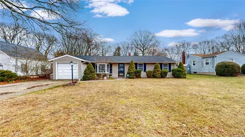 356 Auborn Ave, Shirley, NY 11967