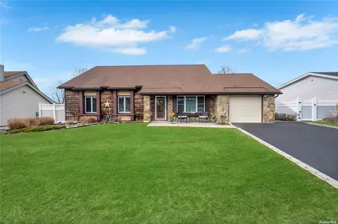 774 Greenbelt W Pkwy, Holbrook, NY 11741