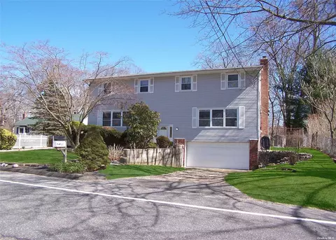 41 N Evergreen Dr, Selden, NY 11784