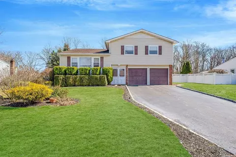 35 Sparrow Dr, Coram, NY 11727